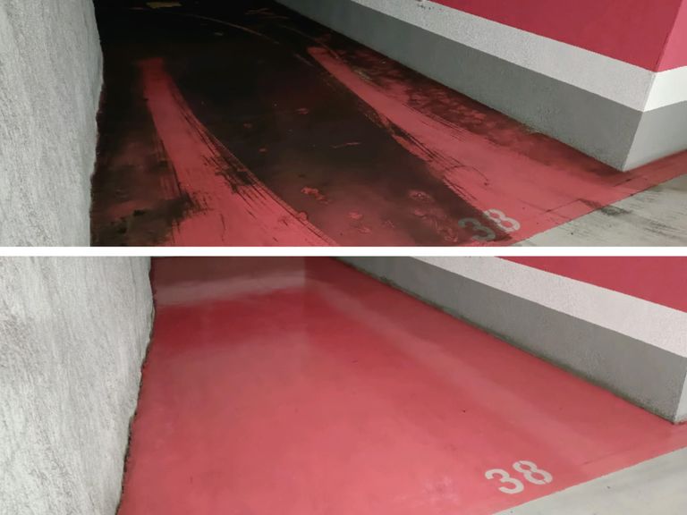 Barrido general de todo el parking manualmente, haciendo hincapié sobre todo en las esquinas y columnas, ya que son las zonas donde más suciedad se suele acumular.  Se limpian los tubos bajantes del parking, fluorescentes y tuberías y se quitan telarañas que puedan haber en el techo.