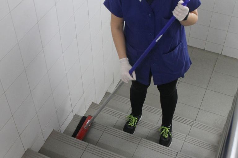 Barrido general de todo el parking manualmente, haciendo hincapié sobre todo en las esquinas y columnas, ya que son las zonas donde más suciedad se suele acumular.  Se limpian los tubos bajantes del parking, fluorescentes y tuberías y se quitan telarañas que puedan haber en el techo.